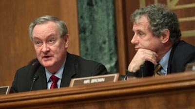 Sens. Mike Crapo (left) and Sherrod Brown at a meeting of the Senate Banking Committee.