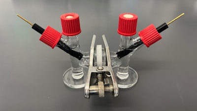 The THC-powered fuel cell sensor with an H-shaped glass chamber.